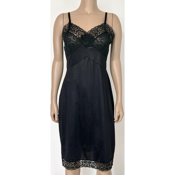 ASYOU - Robe courte en satin bordée de dentelle avec ourlet fendu